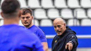 El rafaelino Pedro Rubiolo escucha atentamente al entrenador Felipe Contepomi en París.