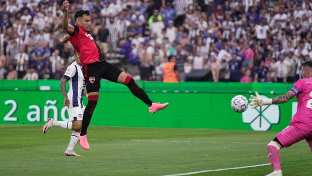 A los 2 minutos Augusto Schott tuvo el gol pero se la tapó bárbaro Guido Herrera. Newells no se achicó en Córdoba y se la pelea al candidato Talleres.