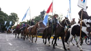 Tras el acto, comenzó el desfile de distintas agrupaciones tradicionalistas a caballo.