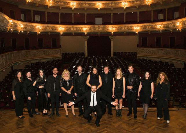 Solistas rosarinos cantarán mañana junto a la orquesta sinfónica dirigidos por Nelson Coccalotto (abajo).&nbsp;
