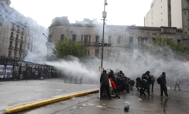 La fuerzas de seguridad actuaron en distintos focos de disturbios en la manifestación de universitarios.