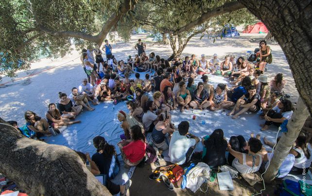 En el encuentro se realizan rondas para hablar y debatir sobre la educación.&nbsp;