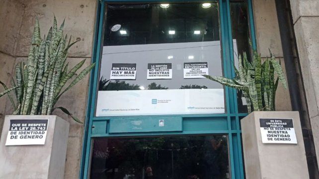 Estudiantes UNER exigen soluciones en los trámites para obtener títulos ante la falta de títulos con el género que se autoperciben Estudiantes UNER exigen soluciones en los trámites para obtener títulos ante la falta de títulos con el género que se autoperciben
