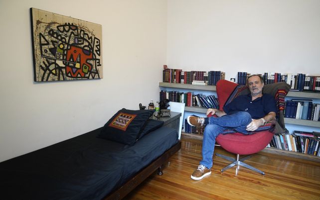 Roberto Bertholet en su consultorio. 