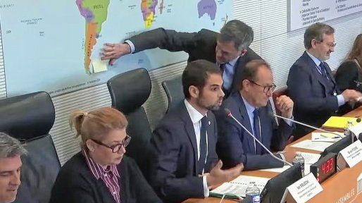 El embajador argentino en Francia hizo tapar un mapa que mostraba a las Malvinas como territorio británico