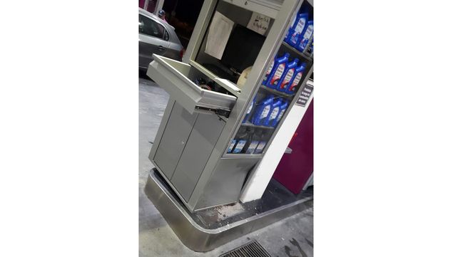 Un auto se quedó sin frenos y chocó contra una estación de servicio