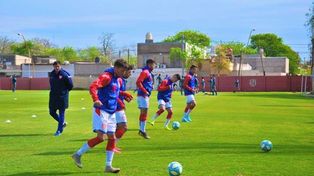 Juan Azconzábal define el equipo para visitar a Arsenal