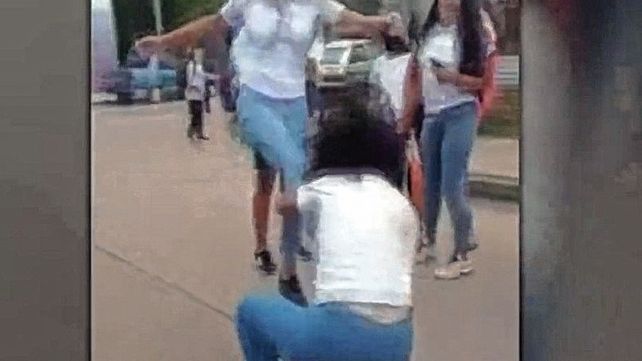 Rosario: una alumna atacó a otra y le pegó una patada en la cara