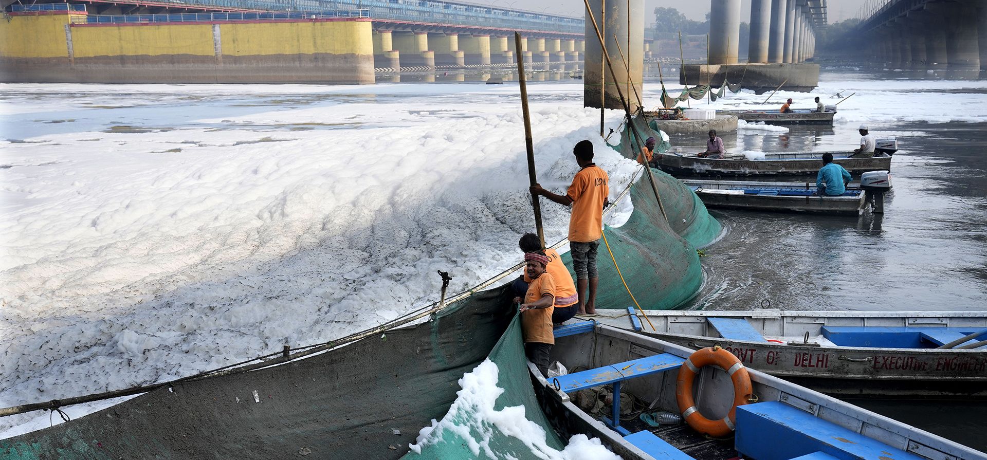Trabajadores de la empresa de agua Delhi Jal colocan una cortina de tela para detener el flujo de espumas tóxicas que flotan en el río Yamuna en Nueva Delhi, India, el martes 29 de octubre de 2024. (Foto AP/Manish Swarup) Trabajadores de la empresa de agua Delhi Jal colocan una cortina de tela para detener el flujo de espumas tóxicas que flotan en el río Yamuna en Nueva Delhi, India, el martes 29 de octubre de 2024. (Foto AP/Manish Swarup)
