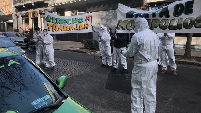 Trabajadores de una tabacalera protestan frente a la Afip