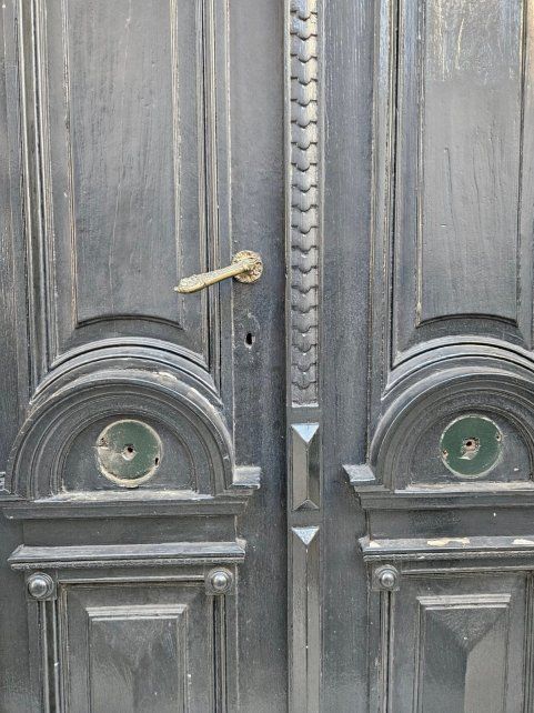 Las puertas ya no tienen las tradicionales bochas de bronce.