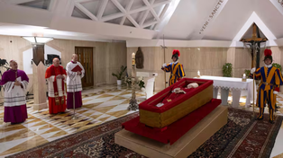 El Vaticano difundió las primeras imágenes del Papa Francisco en su féretro