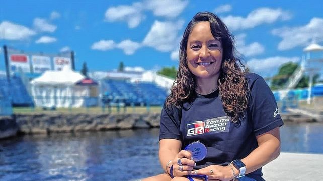 Vanesa García muestra con orgullo la medalla de bronce conseguida en el maratón del Lago San Juan.