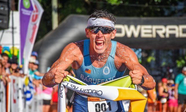 El santafesino Tadeo Baruffato ganó el 41° triatlón de La Paz.