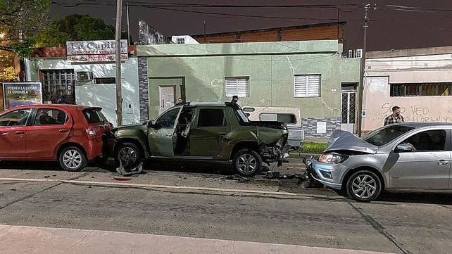 El choque en cadena protagonizado por tres vehículos en la madrugada de este domingo en avenida Ramírez de Paraná no dejó lesionados
