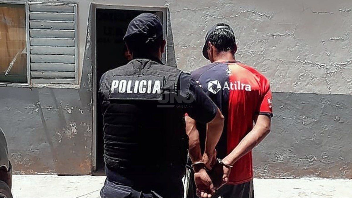 Lo Sorprendieron Con Un Arma De Guerra Cargada Y Balas En Su Mochila