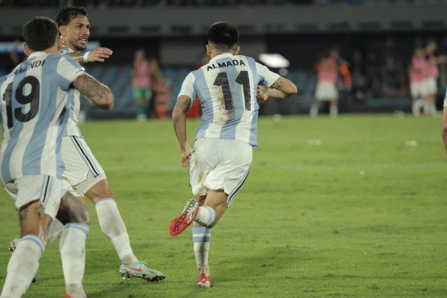 Thiago Almada marcó el tanto para Argentina.