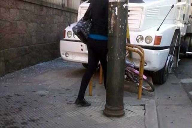 Un camión descontrolado chocó una cabina telefónica en Concepción