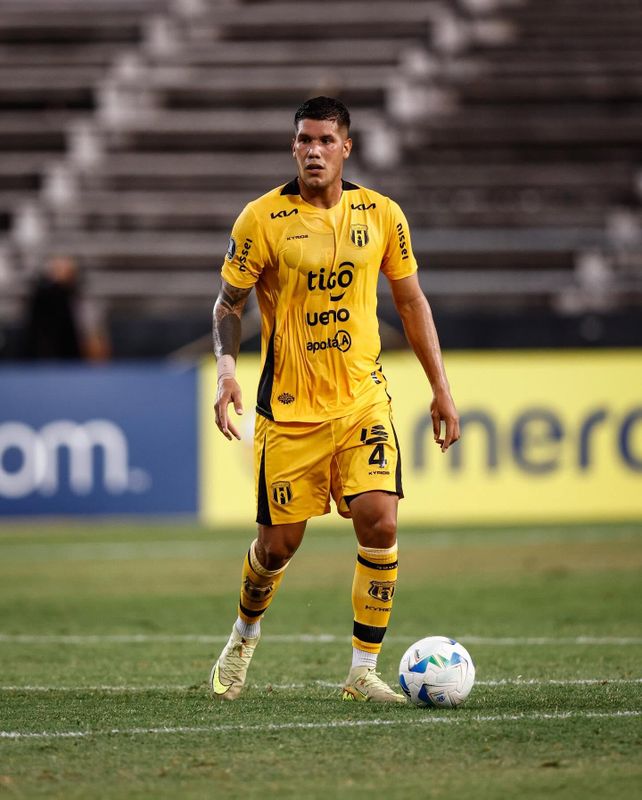 Zaracho viene de vestir la camiseta de Guaraní de Paraguay. Ahora debe demostrar en Central.