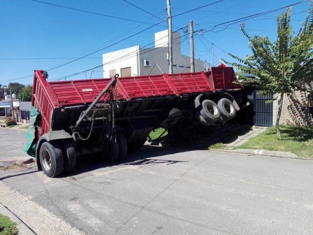 Un acoplado se incrustó en una vivienda