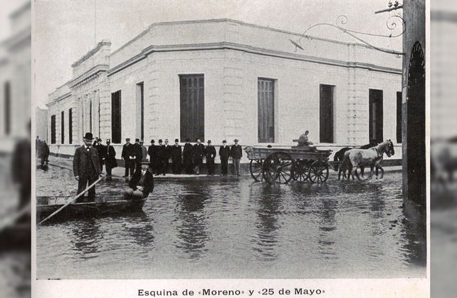 Fotografía tomada durante la crecida de 1905 en la esquina de Moreno y 25 de Mayo