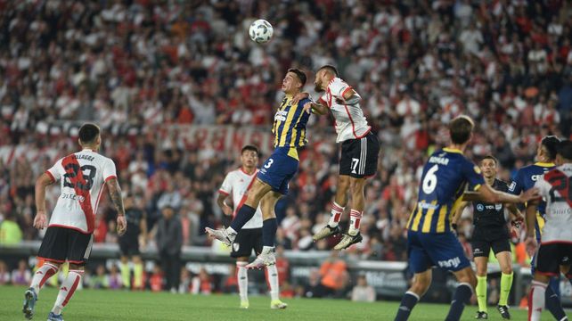 Agustín Sández salta con Paulo Díaz. Central estuvo cerca de traerse un gran resultado ante River