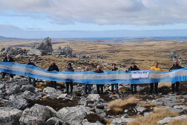 Habitantes de Malvinas discuten una ley para prohibir las banderas argentinas