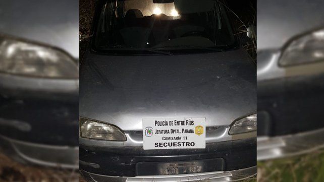 El auto robado apareció abandonado en un descampado en Paraná.
