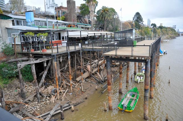 En la costa central los muelles de los clubes de pesca dejaron en evidencia la gran bajante del río.