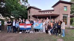 Estudiantes y docentes del Centro Agrotécnico Regional de Venado Tuerto junto a la delegación del Liceo Agrícola Srdnja skola ‘Braca Radi’ de Croacia, celebraron una década de intercambios educativos y amistad.