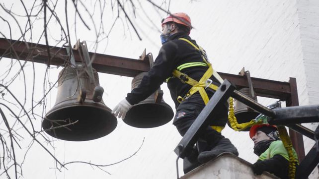 Personal de COEM de Defensa Civil trabajó para bajar las campanas.