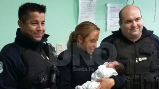 Dos de los policías que asistieron un parto, le habían salvado la vida a un bebé hace un año