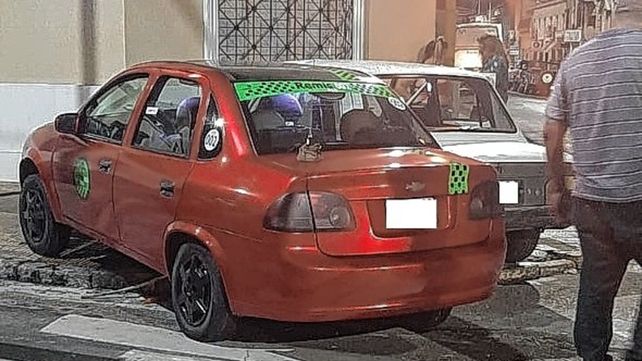 Paraná: dos autos chocaron y terminaron impactando sobre una vivienda