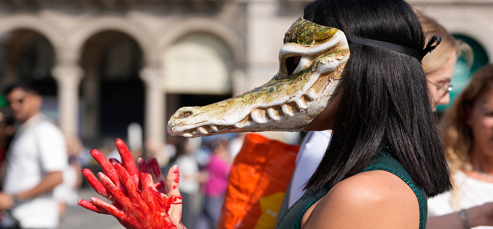 Un activista de PETA protesta para instar a las marcas de moda a eliminar las pieles de animales salvajes, frente a la catedral gótica del Duomo en Milán, Italia, el martes 22 de septiembre de 2026. (Foto AP/Luca Bruno). Un activista de PETA protesta para instar a las marcas de moda a eliminar las pieles de animales salvajes, frente a la catedral gótica del Duomo en Milán, Italia, el martes 22 de septiembre de 2026. (Foto AP/Luca Bruno).