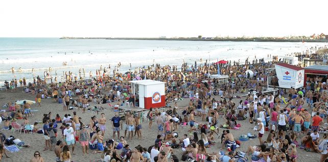 FUROR. Atardecer en Playa Grande disfrutado por centenares de jóvenes.