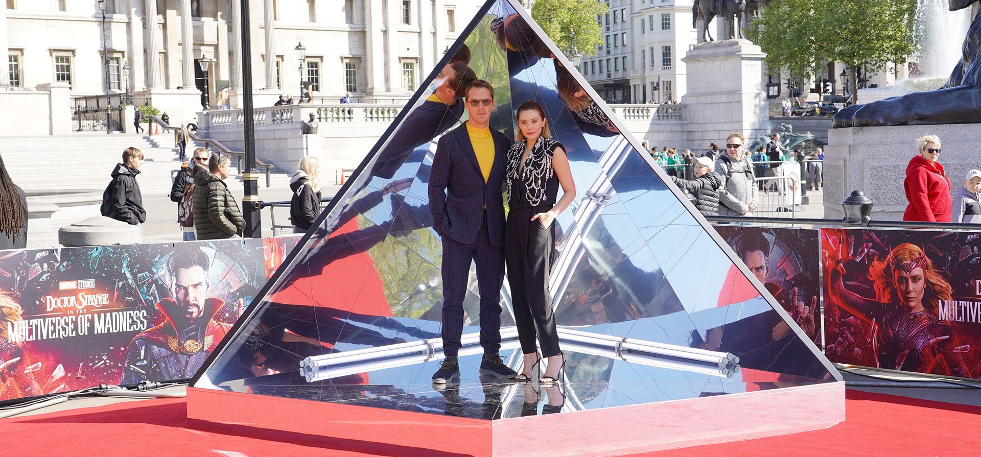 Los actores Benedict Cumberbatch y Elizabeth Olsen posan durante una sesión fotográfica para Doctor Strange in the Multiverse of Madness, en Trafalgar Square, Londres, el martes 26 de abril de 2022.