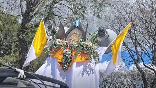 Miles de fieles ya recorren la Peregrinación de los Pueblos entre Hasenkamp y Paraná.