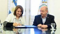 Fein firma el convenio con el ministro de Desarrollo Social de Santa Fe, Jorge Alvarez. Fein firma el convenio con el ministro de Desarrollo Social de Santa Fe, Jorge Alvarez.