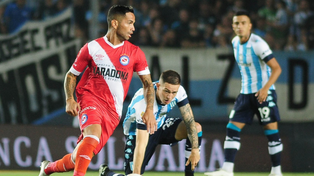 Gabriel Carabajal, en su etapa en Argentinos Juniors, con Aníbal Moreno, ex Newell’s, detrás. El cordobés se aproxima al Parque.