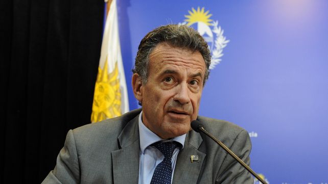 El ministro de Salud uruguayo fue descubierto en una localidad balnearia y disparó la polémica