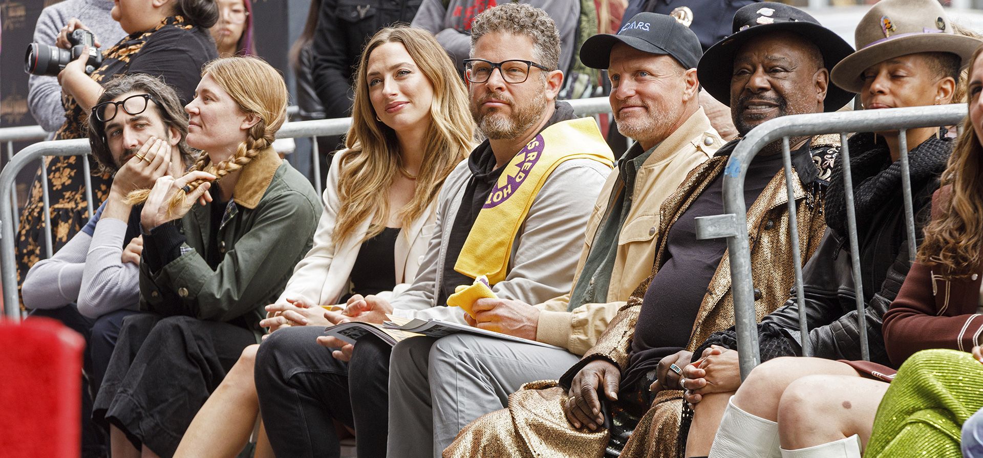 George Clinton, segundo desde la derecha, y Woody Harrelson, tercero desde la derecha, asisten a una ceremonia en honor a los Red Hot Chili Peppers con una estrella en el Paseo de la Fama de Hollywood el jueves 31 de marzo de 2022 en Los Ángeles.