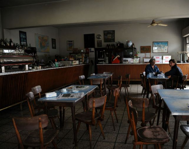 Recuerdos. Hay pocas cosas tan atractivas como una mujer en un café