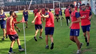A moverse. El plantel charrúa entrenó ayer en el Gabino Sosa por la mañana a cargo del entrenador Juan Rossi.