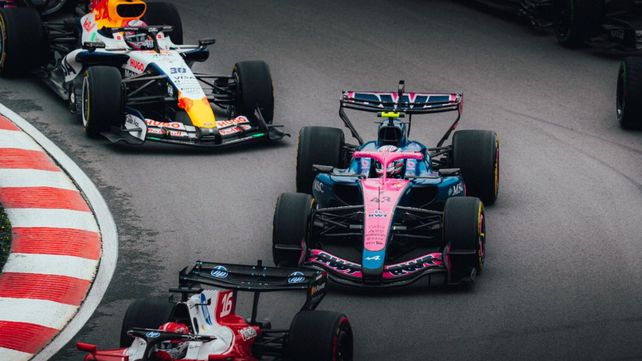 Franco Colapinto encara la salida de la primera chicana de Canadá detrás de Charles Leclerc y delante de Liam Lawson. Desde ahí hasta el final