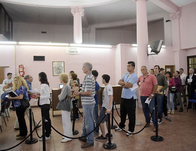 El Registro Civil viene atendiendo una sola hora por día y el lunes lo harán dos horas. El jueves pasado hubo largas colas desde temprano.