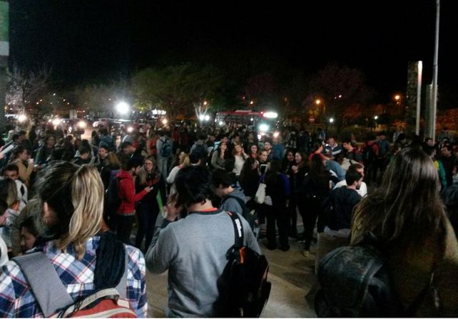 Ciudad Universitaria. Los alumnos en las afueras de las aulas