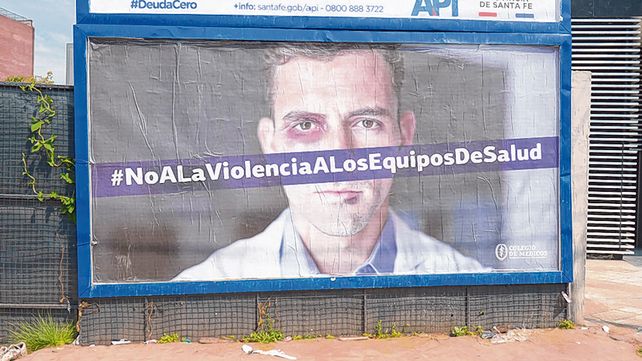 Reclamo. Los carteles exponen la grave situaci&oacute;n que atraviesan los equipos de salud.