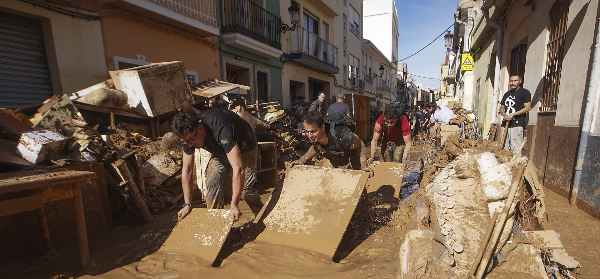 Residentes y voluntarios intentan retirar el barro en una zona afectada por las inundaciones en Paiporta, cerca de Valencia, España, el viernes 1 de noviembre de 2024. (Foto AP/Alberto Saiz)