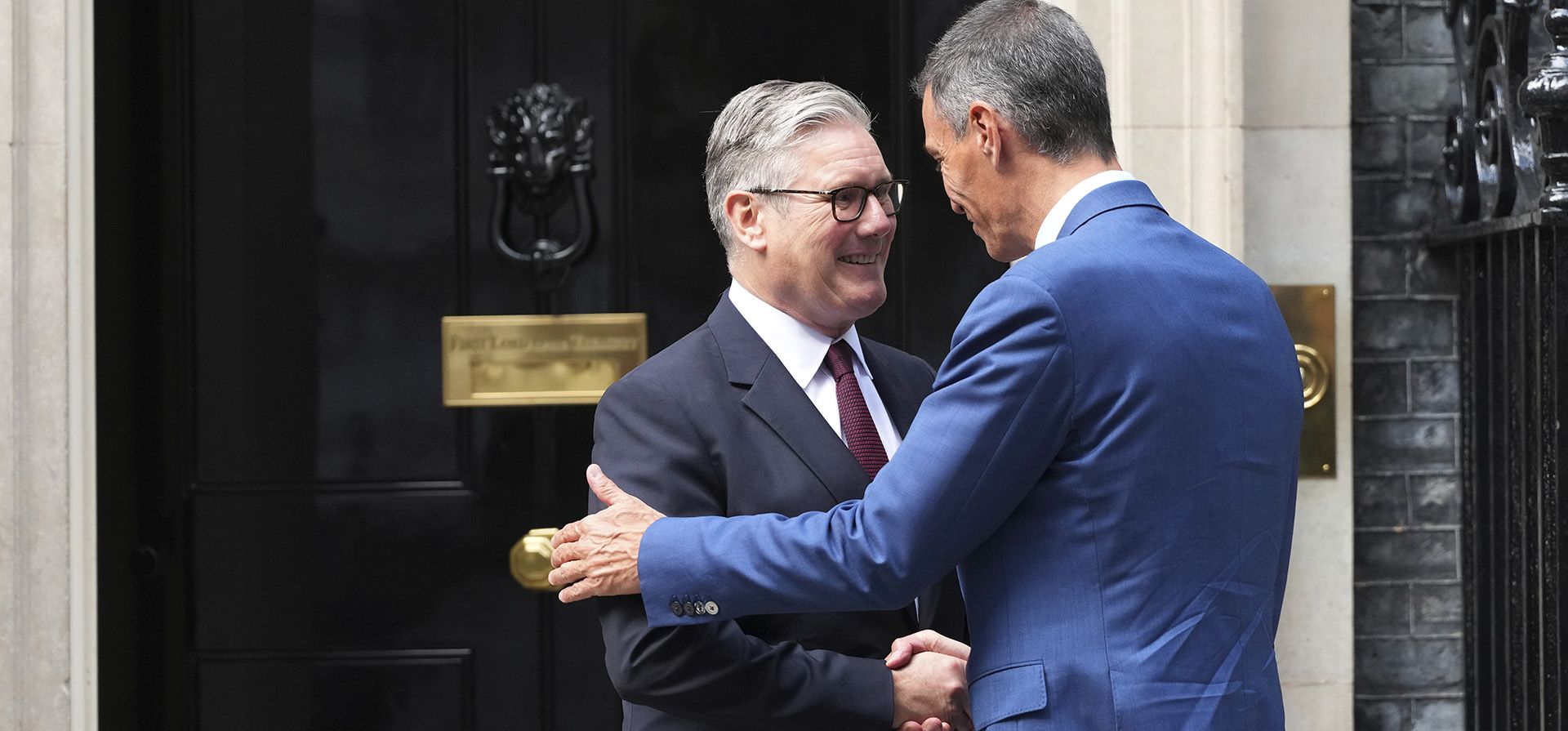El primer ministro británico, Keir Starmer, recibe al primer ministro español, Pedro Sánchez, en el número 10 de Downing Street, Londres, el miércoles 3 de septiembre de 2025. (Foto AP/Frank Augstein) El primer ministro británico, Keir Starmer, recibe al primer ministro español, Pedro Sánchez, en el número 10 de Downing Street, Londres, el miércoles 3 de septiembre de 2025. (Foto AP/Frank Augstein)