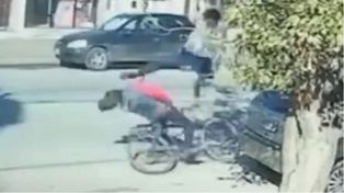 Video: le robó una bicicleta a un jubilado y lo derribaron con una patada voladora